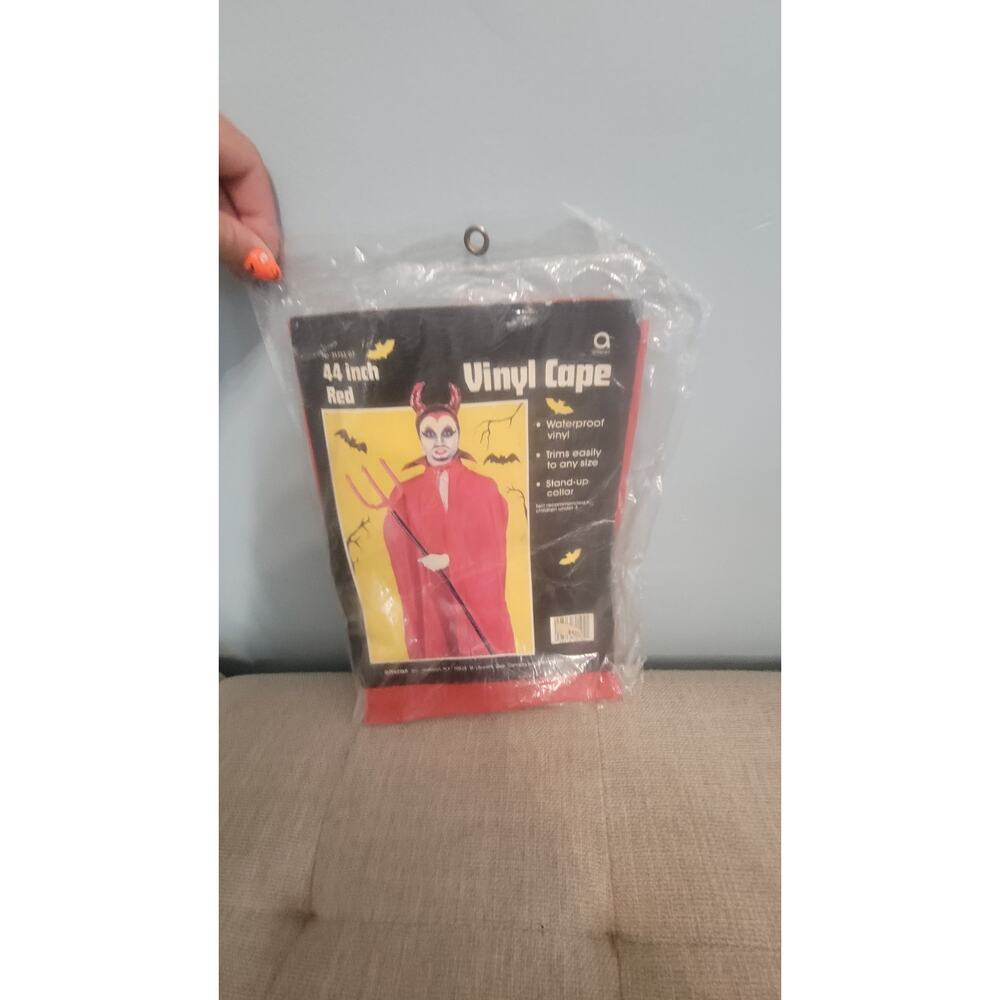 Vintage Rubie’s 44" Red Vinyl Cape – Waterproof Costume Accessory 1970s–80s Made - Picture 3 of 4